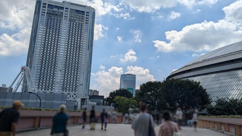 ラクーアエリアとアトラクションズエリアを結ぶ歩道橋