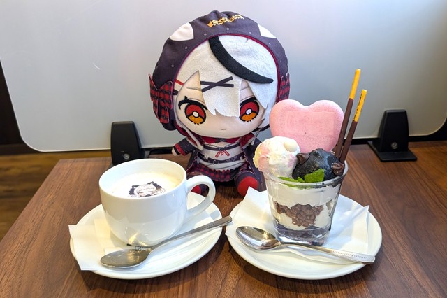 魔女っ子シオンのMagical cafe 「 紫咲シオンと塩っ子のBIG LOVEパフェ♡ 」と「 紫咲シオンのほっと一息ホットコーヒー 」