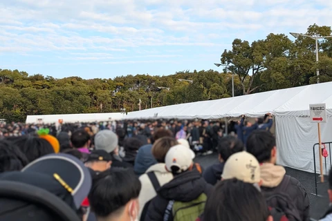 早朝のリストバンド交換所の様子 「hololive SUPER EXPO 2025」&「6th fes. Color Rise Harmony」より