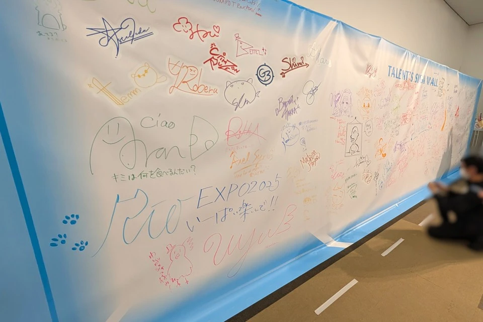ホロメンのコメントやサインいっぱいの「TALENT'S SIGN WALL」
- hololive SUPER EXPO 2025 後夜祭 埼玉 -