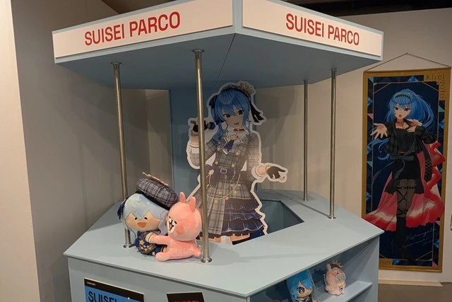 物販コーナーでお出迎えのすいちゃん
- 星街すいせい展覧会「SUISEI ARCHIVES」-