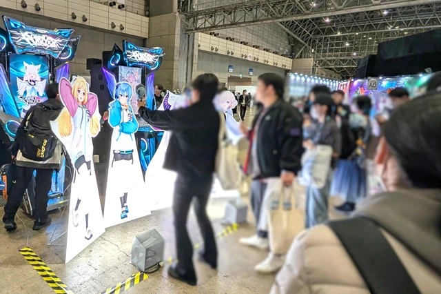 ホロメンのパネル撮影と列待ちの様子
「hololive SUPER EXPO 2025」より