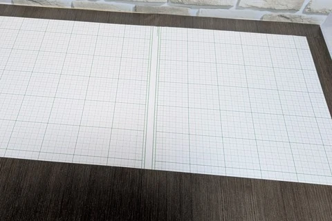 100均だけで作れる推し活撮影ブース 作り方説明 工作用紙にリメイクシートを張る場合は方眼マスが透けることに注意してね