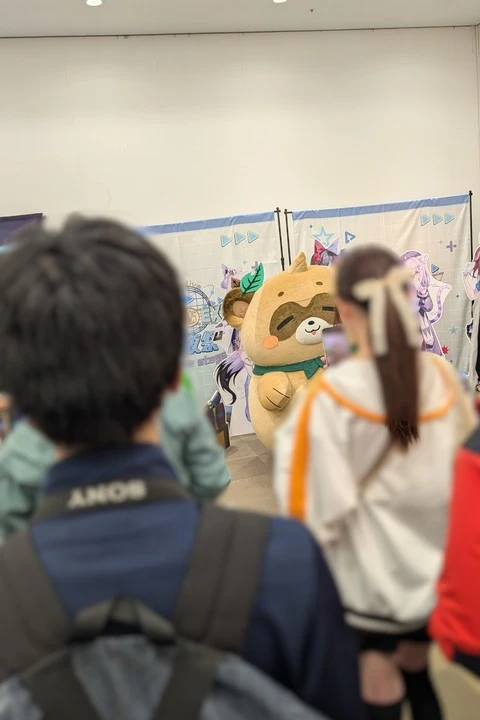 ちょこっと顔だけ見えた ぽこべぇ
-ホロライブEXPO後夜祭2025 着ぐるみグリーティング-