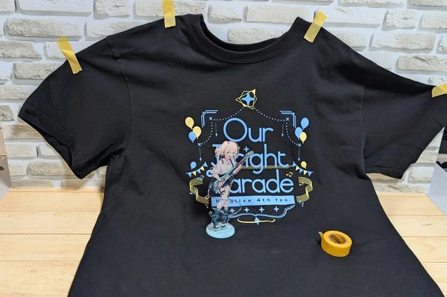 100均だけで作れる推し活撮影ブース アレンジ例 ライブTシャツをマスキングで固定し背景に