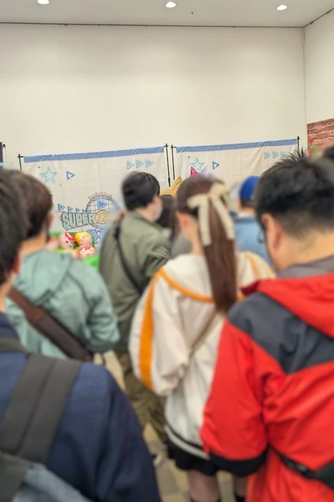 頭ちらっと見える ぽこべぇ
-ホロライブEXPO後夜祭2025 着ぐるみグリーティング-