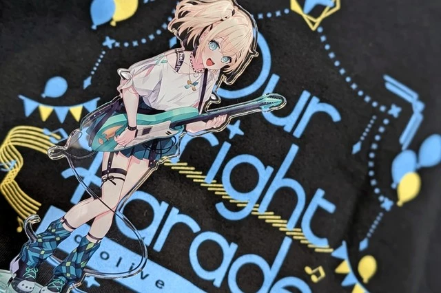 100均だけで作れる推し活撮影ブース アレンジ例 ライブTシャツをマスキングで固定し背景に