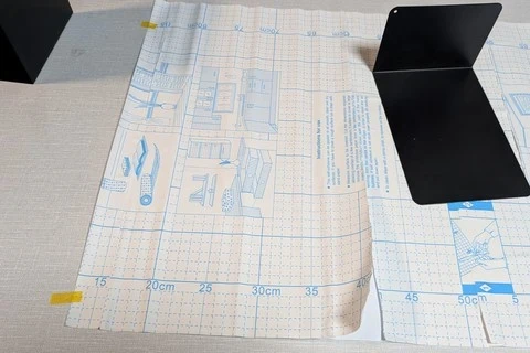 100均だけで作れる推し活撮影ブース 作り方説明 クセがついたリメイクシートを修正して貼りやすくした