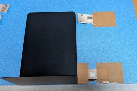 100均だけで作れる推し活撮影ブース 作り方説明 超強力マグネットをカラーボードに貼り付ける