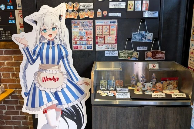 特別コラボ装飾店 池袋北口店の白上フブキパネルとグッズ展示
- ホロライブ×ウェンディーズ・ファーストキッチン コラボ -