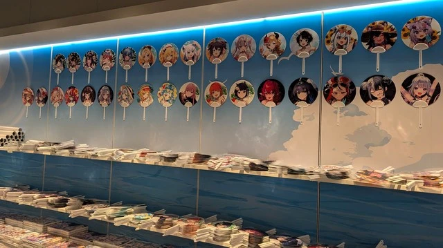 全66種の圧巻うちわ展示
-ホロナツパラダイス POP UP SHOP-