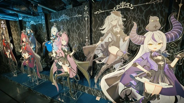 等身大アクリルスタンド。
- hololive‐探偵と怪盗、美術館に仕掛けられた謎 -