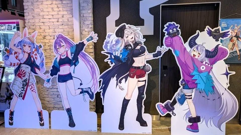 ホロライブ × ストリートファイター6コラボ カプコンプラサ池袋 等身大パネル全員集合