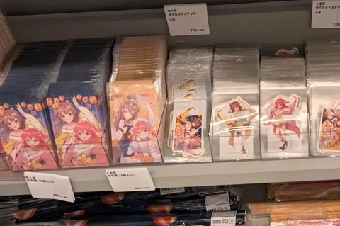 さくらみこ、戌神ころねのゆく年くる年のグッズ扱いあり
-ホロナツパラダイス POP UP SHOP-