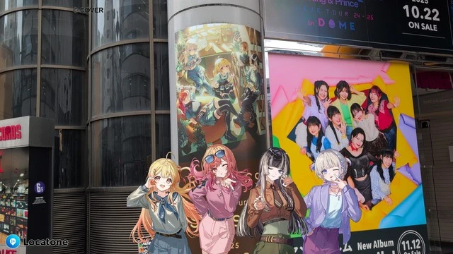 ワーレコード渋谷店入口の柱に掲示されたReGLOSS『Snapshot』の大型ポスター前で、全員集合ARを重ねて撮影した写真。アルバム発売記念の展示と合わせて楽しめるスポット。【ReGLOSS渋谷さんぽ中AR撮影】