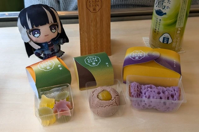 綾鷹『ヒトクチヒトイキ旅』バスツアーの和菓子セット。外箱と中身を並べて撮影し、淡い緑と季節感のある彩りが美しい。