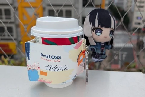 スターバックスでShortサイズのコーヒーを購入してしまい、ReGLOSSコラボのカップホルダーが大きすぎてブカブカになってしまった様子を写した写真。カップサイズ選びの注意ポイント。【ReGLOSS渋谷さんぽ】