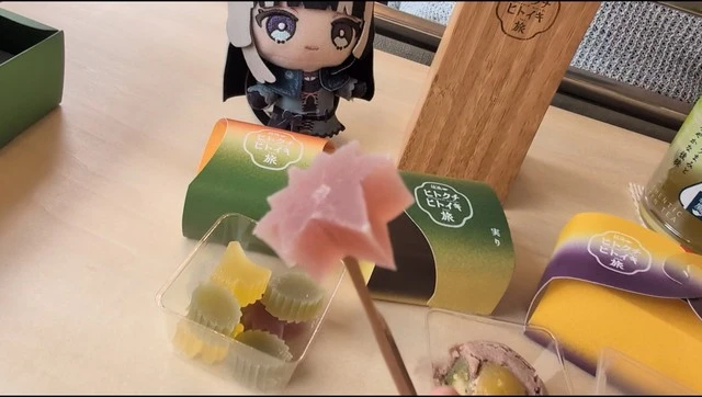 秋の和菓子・錦秋を撮影。カエデの形をした琥珀糖が光を受けて透けるように輝き、秋の彩りを感じる一枚。