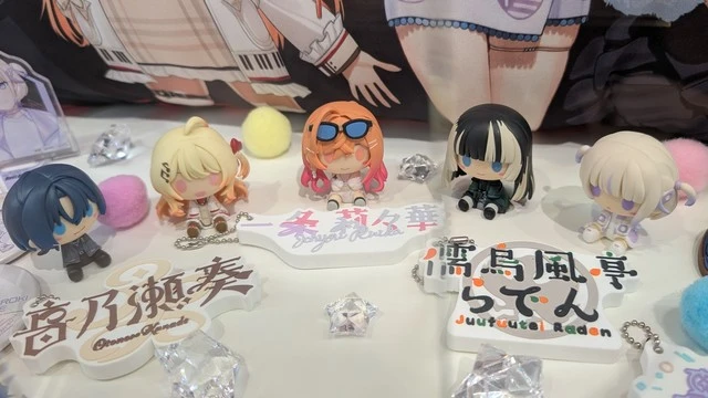 渋谷バンダイナムコで展示されていたReGLOSS一番くじのグッズを通常カメラで撮影した写真。一番くじは発売直後に完売するほどの人気だったけど実物をこちらで見れるよ。【ReGLOSS渋谷さんぽ】