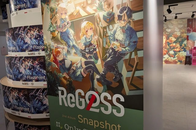 HMVのReGLOSSオンリーショップ入口に掲示されたライブ告知や2ndアルバム『Snapshot』のポスターが並ぶ華やかな展示エリア。