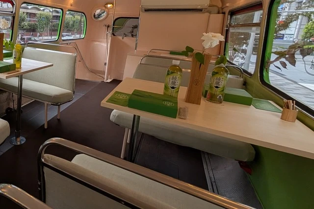 綾鷹『ヒトクチヒトイキ旅』バスツアーの二人席の様子