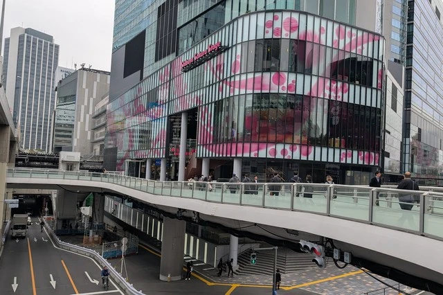 渋谷サクラステージを歩道橋の上から撮影した写真。上層の連絡通路を使うとスムーズにアクセスできるルートの様子。【ReGLOSS渋谷さんぽ】