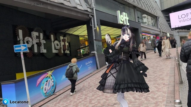 渋谷ロフト前で私服姿のらでんちゃんARと撮影した写真。特徴的な仕掛け看板にらでんちゃんが楽しそうに映えるスポットでの記念カット。【ReGLOSS渋谷さんぽ中AR撮影】