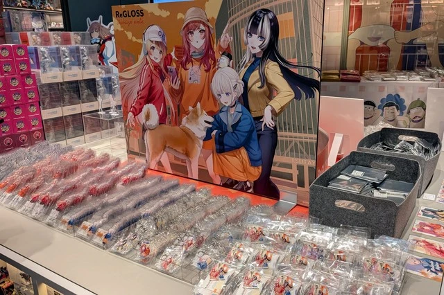 SHIBUYA TSUTAYAに設置されたReGLOSS渋谷さんぽのグッズコーナー。アクリルスタンドをはじめとした各種グッズが多数並ぶ売り場の様子。