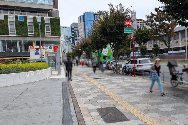 遠目からでも目を引く緑色の綾鷹『ヒトクチヒトイキ旅』バスの姿。