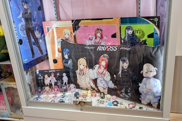 渋谷バンダイナムコ内にあるReGLOSS一番くじの景品展示ショーケース。発売直後に完売した景品の実物を近くで見られる貴重な展示。