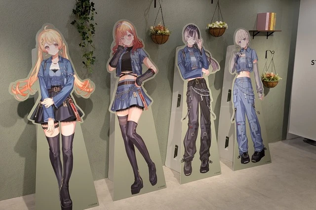 HMVオンリーショップに展示されたReGLOSS 1st Live“Flashpoint”のデニム衣装等身大パネル。アクセサリーの造形や装飾まで細部がわかる展示。