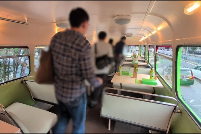 綾鷹『ヒトクチヒトイキ旅』バスの車内の様子。大きな窓で開放的な空間が広がっている