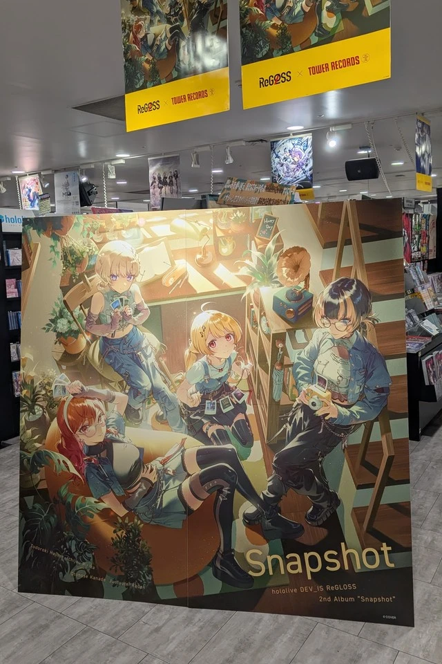 タワーレコード渋谷店の店内に展示された、ReGLOSS 2ndアルバム『Snapshot』の大型ボード。アルバム発売記念の特別展示スペース。
