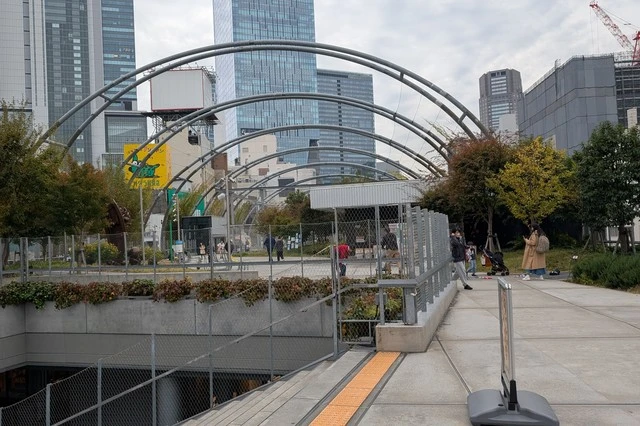 宮下パーク屋上の風景を通常カメラで撮影した写真。緑が多い開放的な公園でありながら、見上げると高層ビルが並ぶ都会ならではのロケーション。【ReGLOSS渋谷さんぽ】