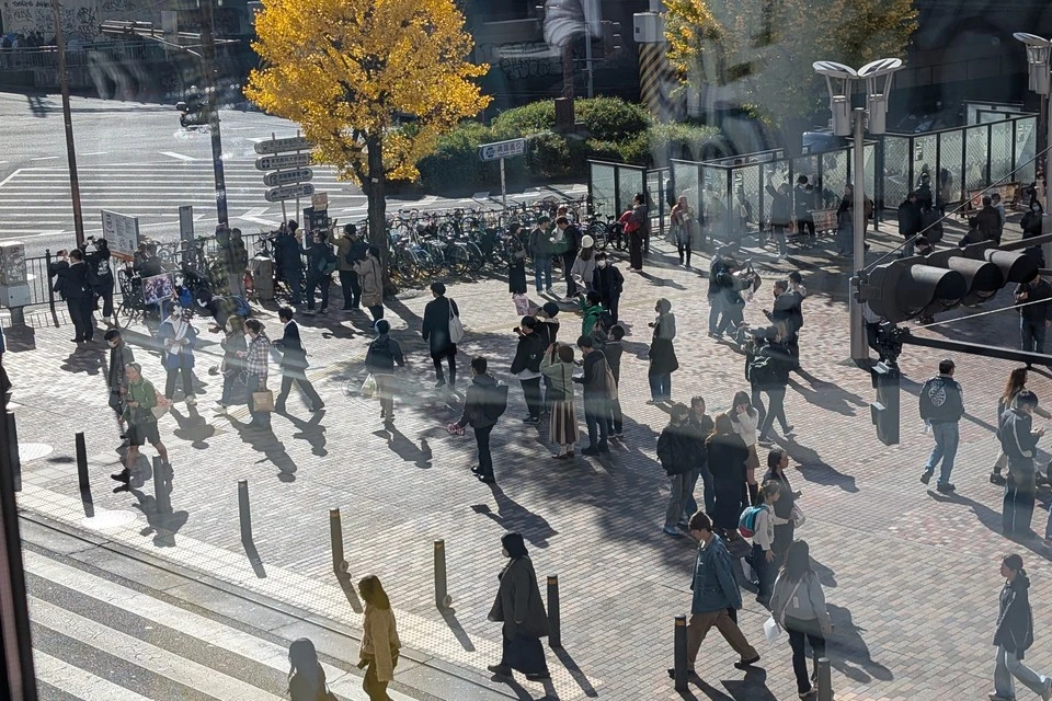 秘密結社holoX × タイミー 新宿ビラ配りの現地レポ
近くのマクドナルドの3階席から
ビラを受け取って記念撮影する人が多数