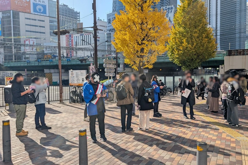 秘密結社holoX × タイミー 新宿ビラ配りの現地レポ
holoXerのお面を被って道行く人にビラ配り