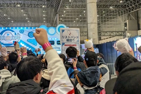 hololiveEXPO2025 の入場時の様子。リストバンド確認のさいにぬいぐるみも掲げていた