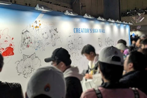 hololiveEXPO2025のクリエイターサインウォールの様子。2026はどんなイラストがあるかな？