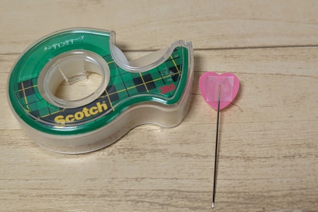 デコレーションシール ハートを針につけて固定