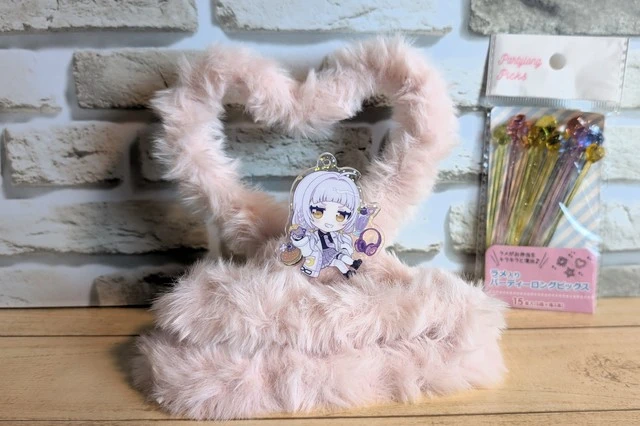 ふわふわモールで土台のメラミンスポンジを隠してアクスタを飾る土台に