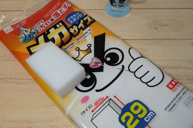 デコレーションシール ハートをアクスタと一緒に飾るためにメラミンスポンジに刺す