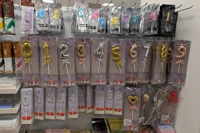 お祝いのケーキにつけるデコレーションピックはアクスタを飾るのにも使えそう!