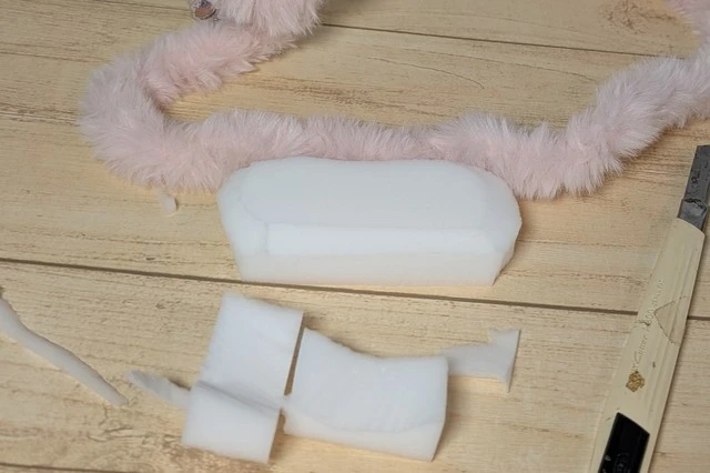 カットしやすいメラミンスポンジを土台にしてアクスタを飾る