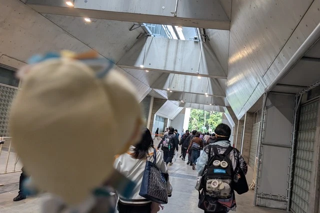 hololive SUPER EXPO2026 ファストチケットで入場し人気のモニタリングトーク整理券配布場所に向かう