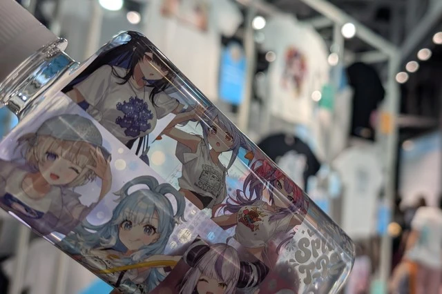 hololive Splash T-Party! 4,400円以上購入でもらえるキービジュアルイラストペットボトル