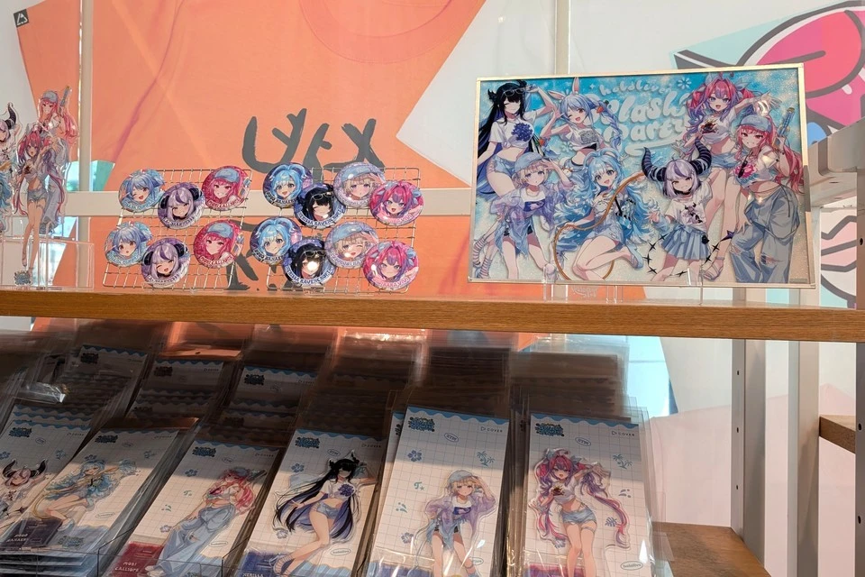 hololive Splash T-Party! キービジュアルイラストのグッズ販売の様子