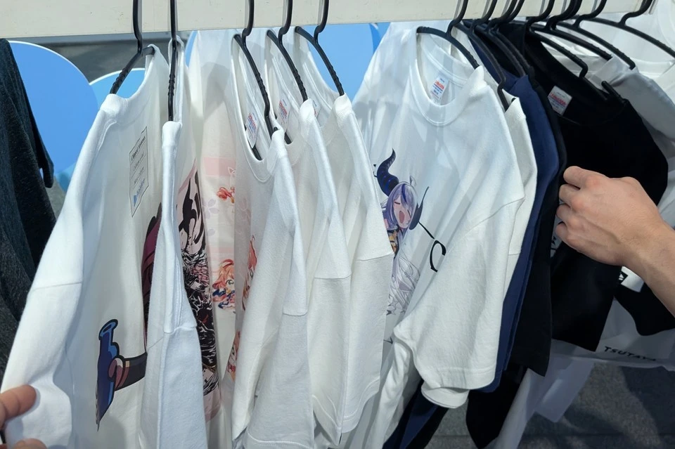hololive Splash T-Party! 天井から吊るされているTシャツ以外にも実際に間近でみることができるラックあり