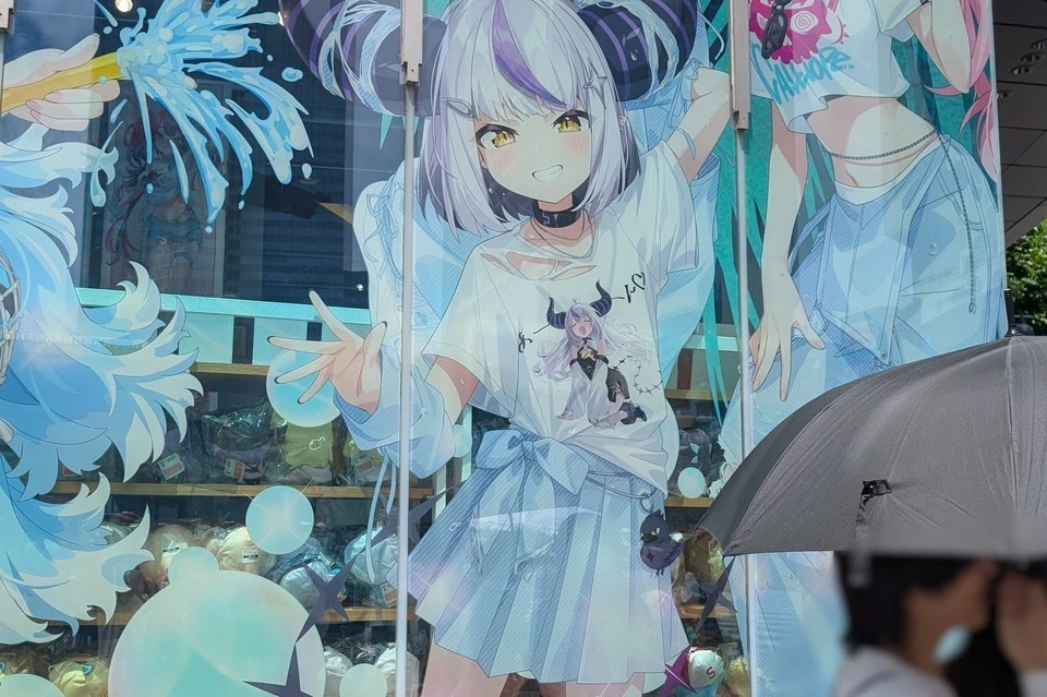 hololive Splash T-Party! ラプ様のあ～ん！なTシャツが渋谷スクランブル交差点をわたる人々に見られる・・・